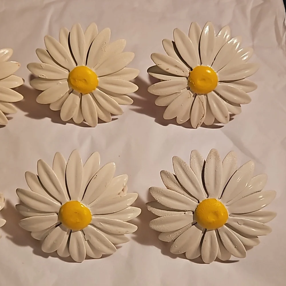 8 RARE Daisy painted all metal Napkin rings - Picture 3 of 7